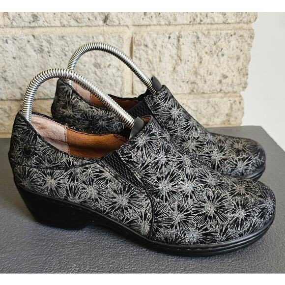 Nurse Mates Pillowtop Clogs, Kate Silver Petals, Leather Shoes, Womens Sz 9 - Picture 3 of 10